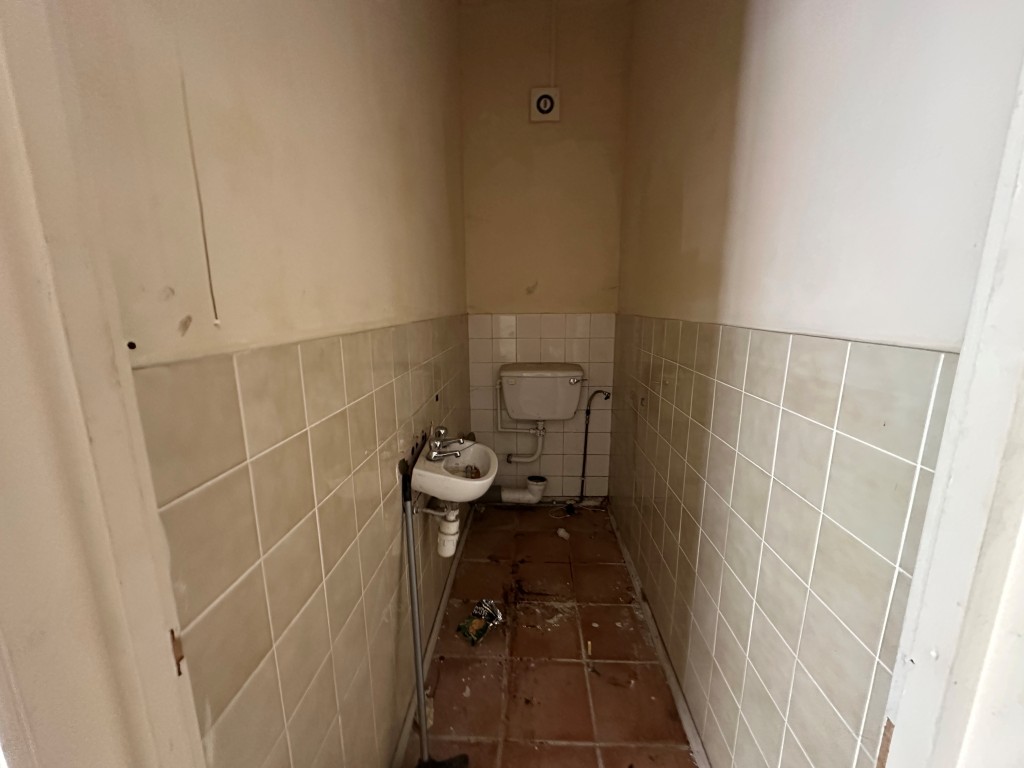 Lot: 57 - COMMERCIAL UNIT WITH LONG LEASE - W.C